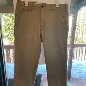 Men’s Gap Khakis Relaxed Fit Size 35x32!